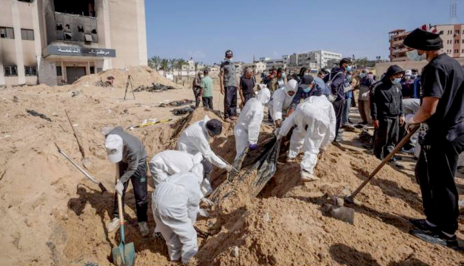إنتهاء أعمال انتشال جثامين شهداء من مقابر جماعية بمجمع ناصر الطبي