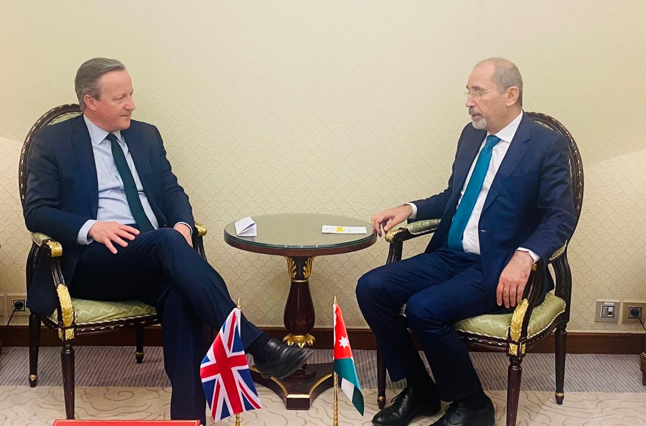 الصفدي يلتقي في الرياض، وزير الخارجية البريطاني ديفيد كاميرون