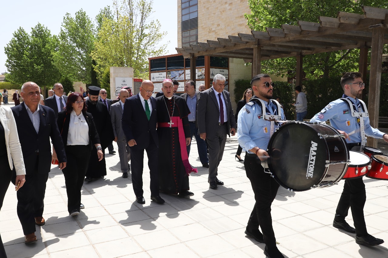 السفير الفاتيكاني لدى الأردن يزور الجامعة الأميركّية في مادبا￼