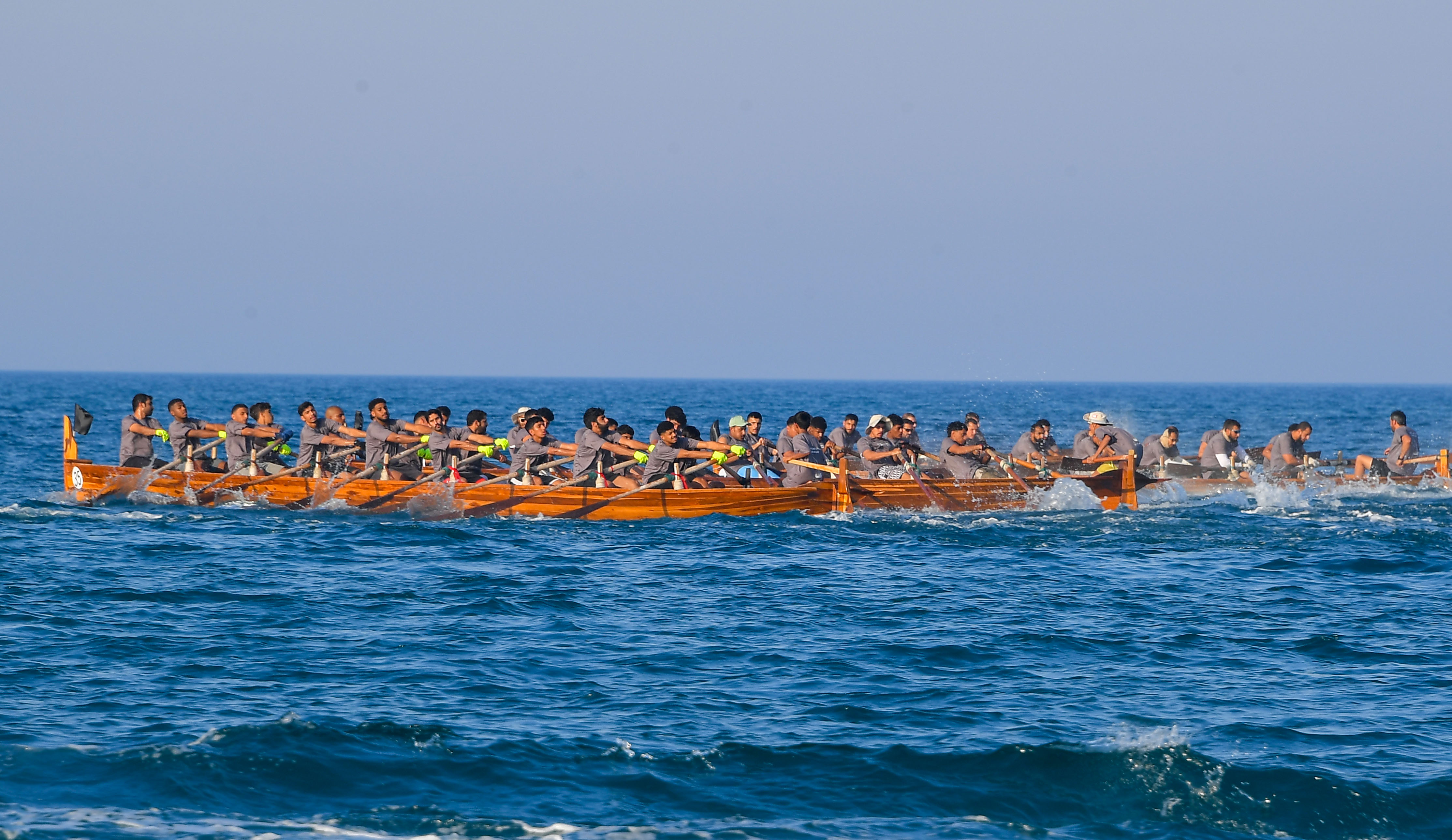 تأهل ثلاثة متسابقين من كل شوط إلى حصباة دلما اختتام المرحلة الأولى من سباق دلما لقوارب التجديف التراثية