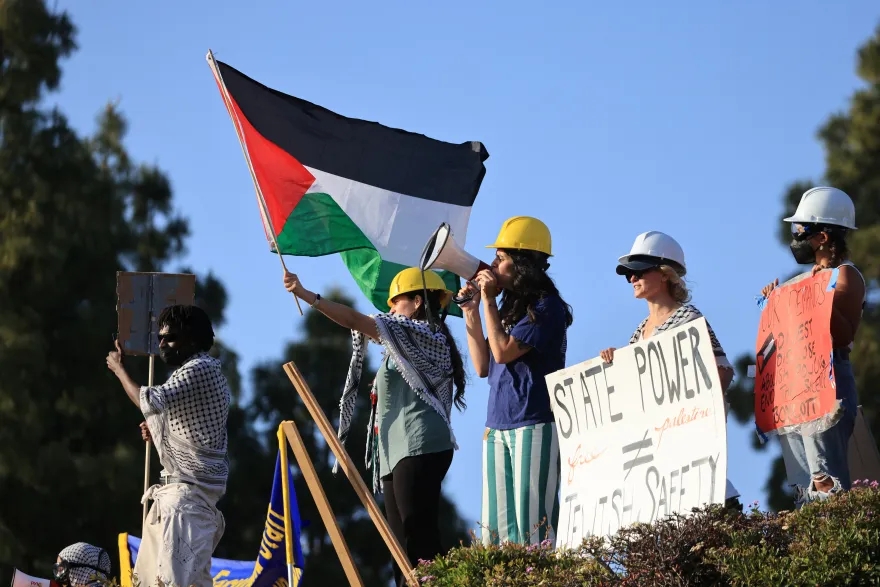 الشرطة تحتشد قرب مخيم احتجاج مؤيد للفلسطينيين في جامعة كاليفورنيا بعد اشتباكات عنيفة