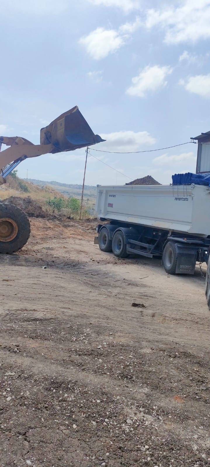 قلقيلية : إرجاع شاحنتين محملتين بنفايات مختلطة إلى مصدرها في الداخل المحتل  