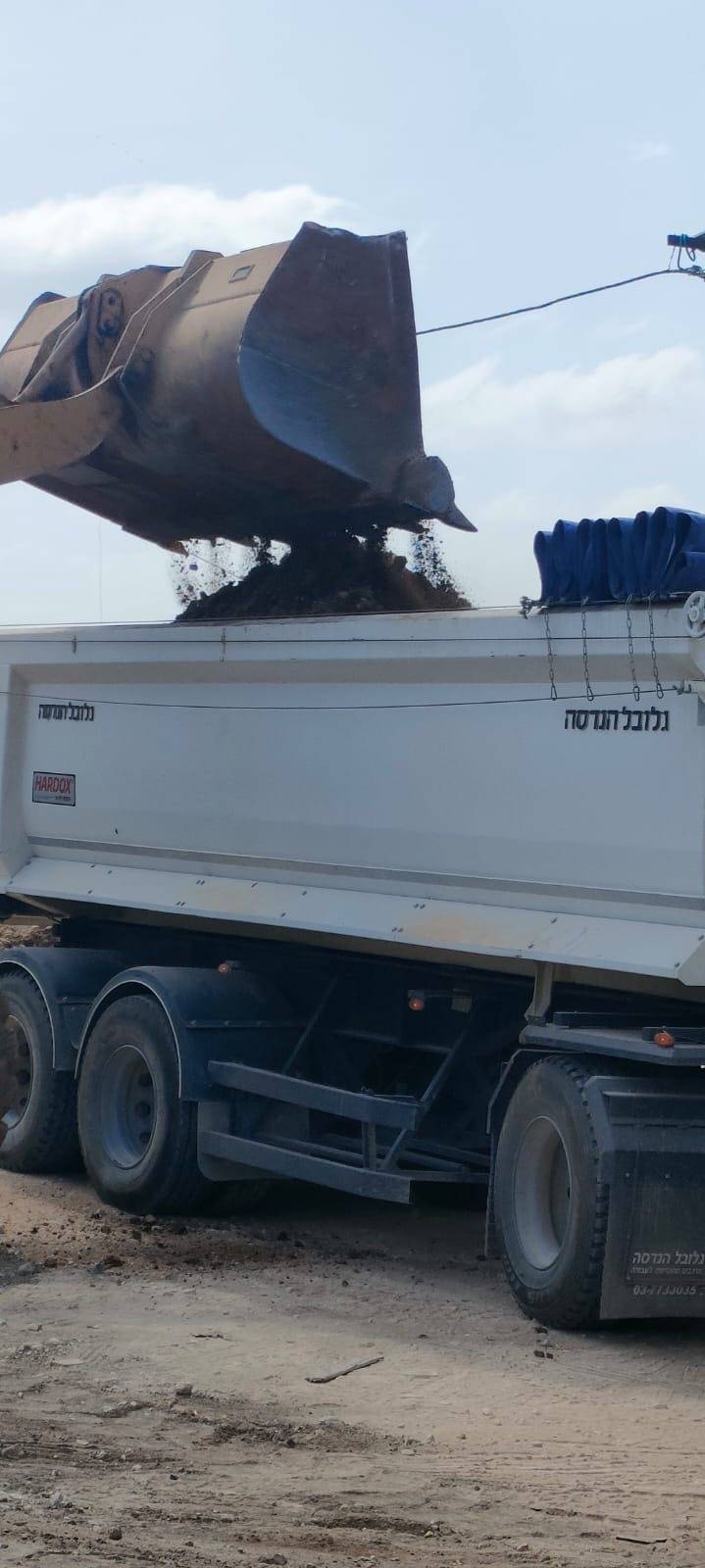 قلقيلية : إرجاع شاحنتين محملتين بنفايات مختلطة إلى مصدرها في الداخل المحتل  