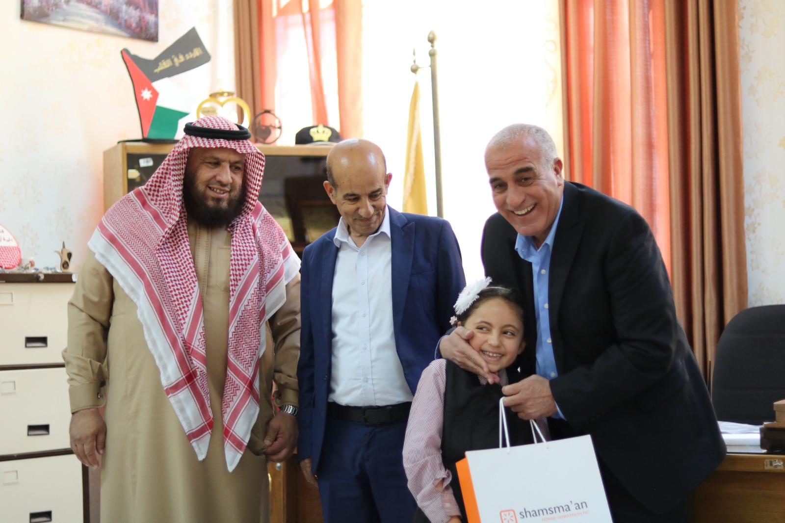 جمعية أيتام معان الخيرية تكرم طلبة مدرسة جامعة الحسين بن طلال الفائزين في مسابقة حفظ القرآن الكريم والواعدين.