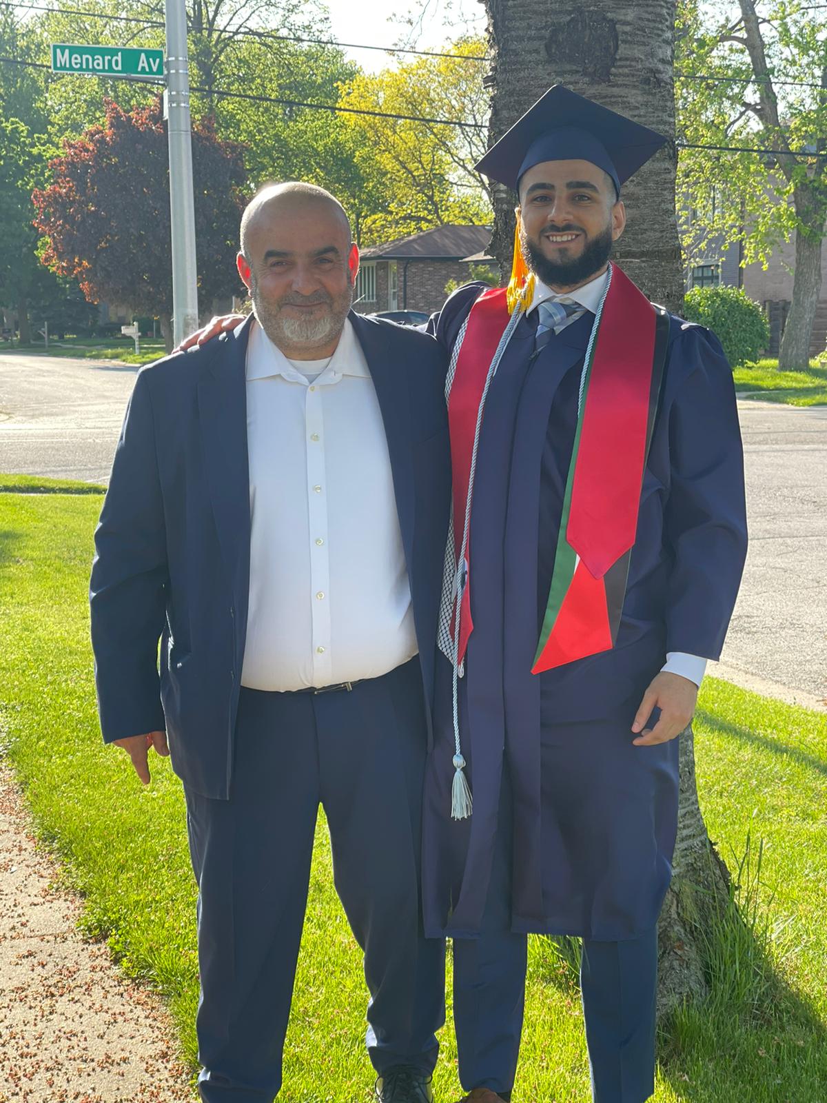 الصحفي محمد غنام يهنئ ويبارك بتخرج حفيده محمد هيثم غنام من جامعة إلينوي  شيكاجو