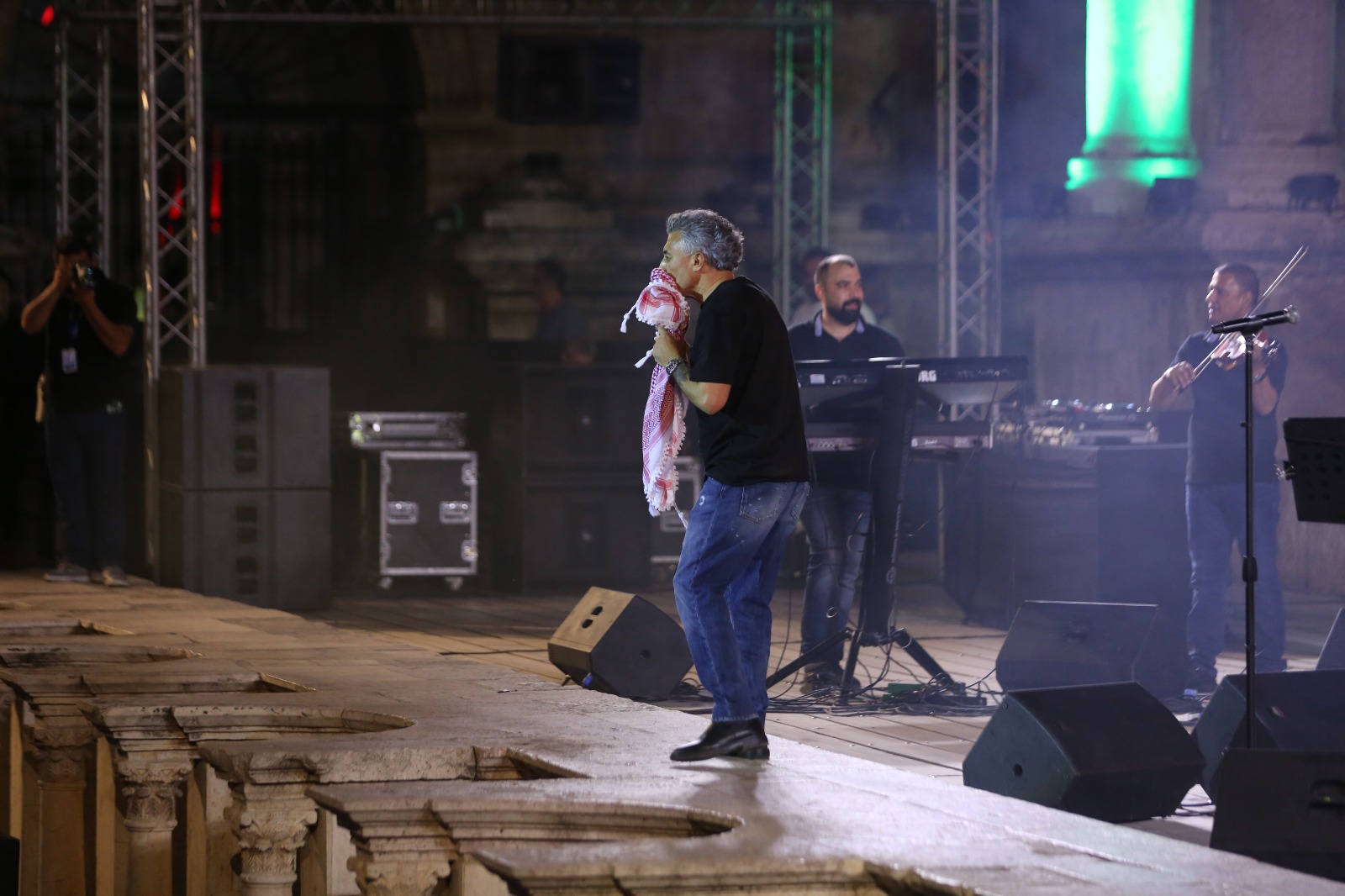 حشد جماهيري يؤازر صوت الأردن الفنان عمر العبداللات في حفله الخيري دعماً لمرضى السرطان في الأردن وغزة