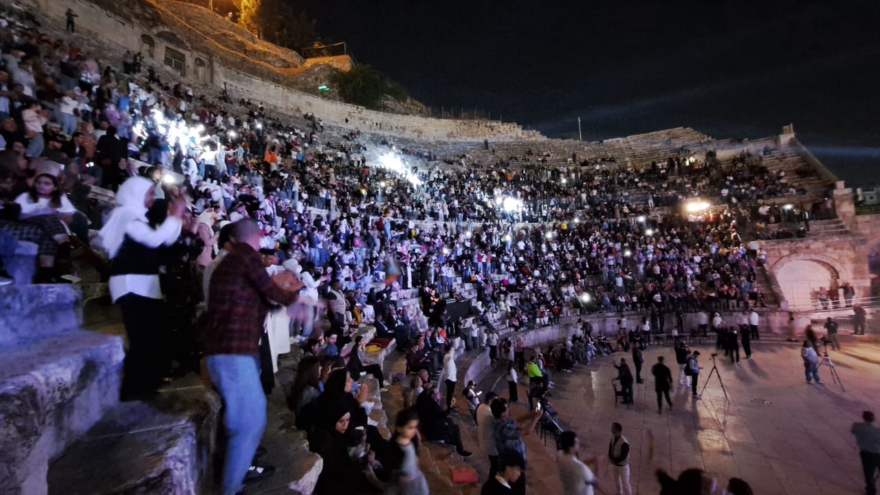 حشد جماهيري يؤازر صوت الأردن الفنان عمر العبداللات في حفله الخيري دعماً لمرضى السرطان في الأردن وغزة