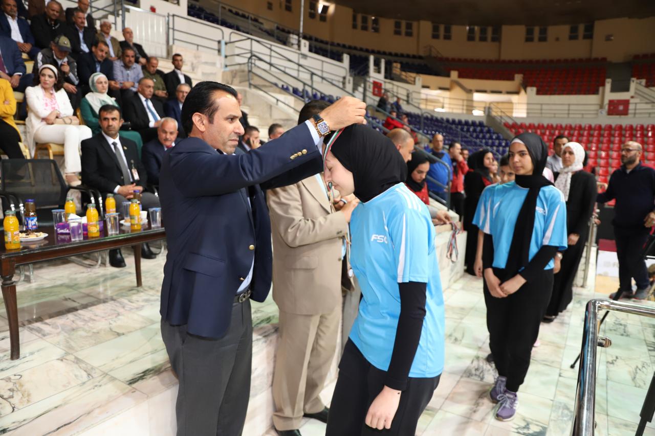 امين عام وزارة التربية يتوج تربية لواء الجامعة بطلاً للدورة الرياضية المدرسية