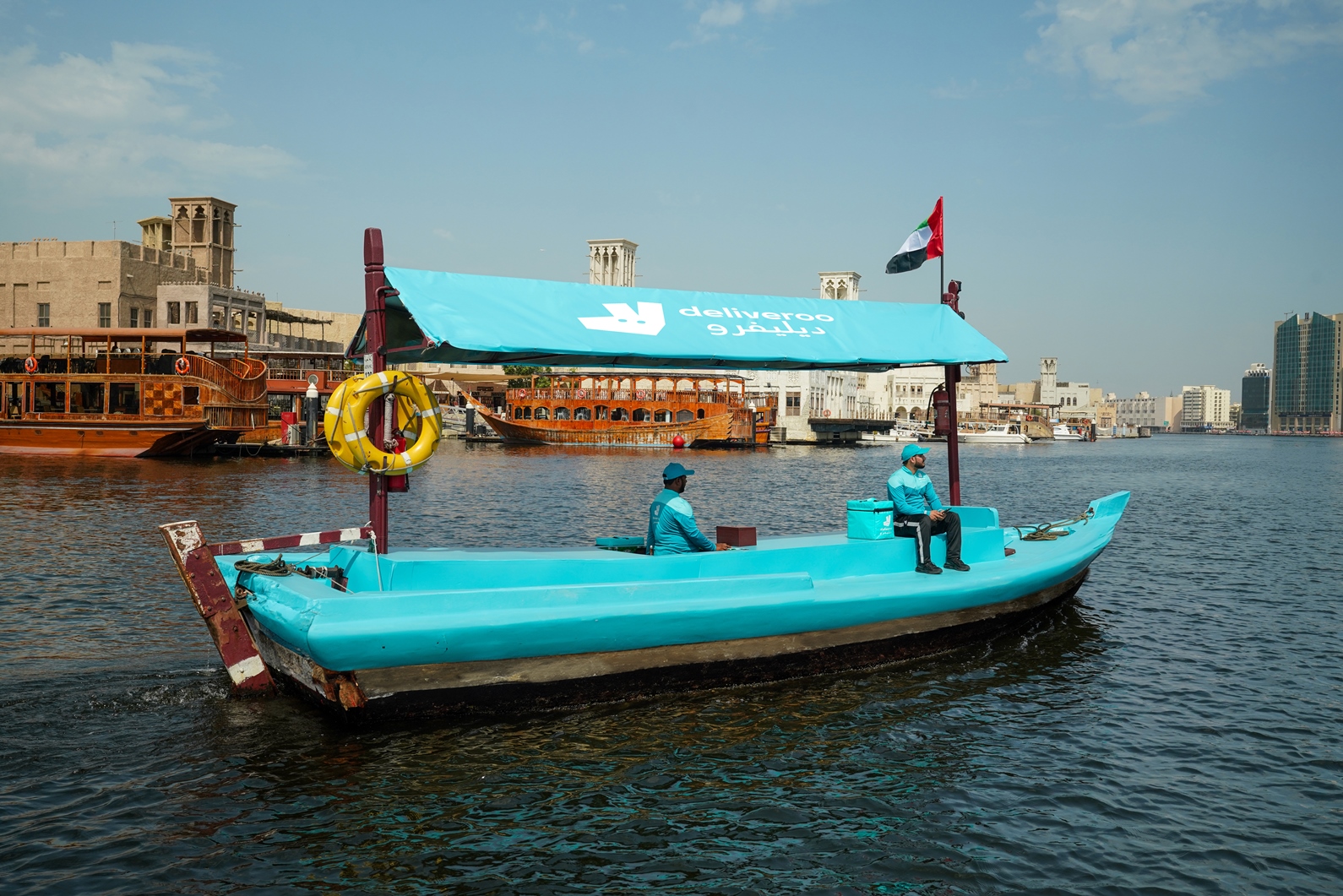 احتفاء بالتراث العريق لإمارة دبي  ديليفرو توصل طلباً حصرياً على متن قارب العبرة في خور دبي