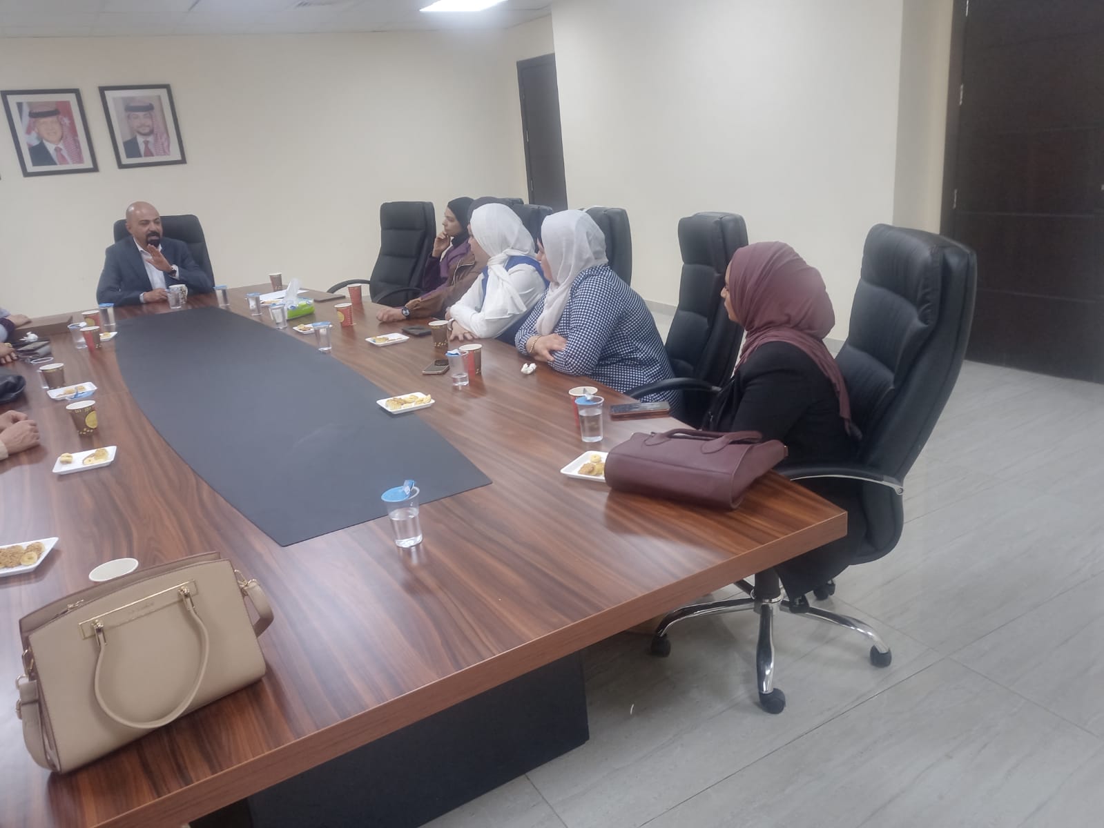 عميد الكلية الجامعية الوطنية للتكنولوجيا يستقبل وفد نساء شرق عمان مهنئا 