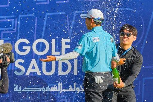 هيو جيو كيم تتوج بلقب الفردي وكانغ تظفر بكأس الفرق في سلسلة فرق أرامكو