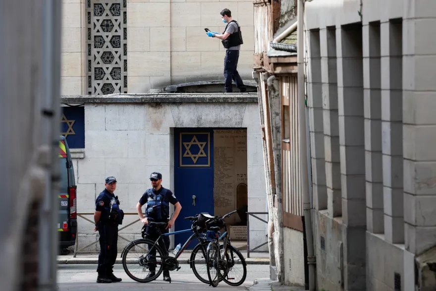 وزير الداخلية الفرنسي: الذي أضرم النار في الكنيس في روان من أصل جزائري
