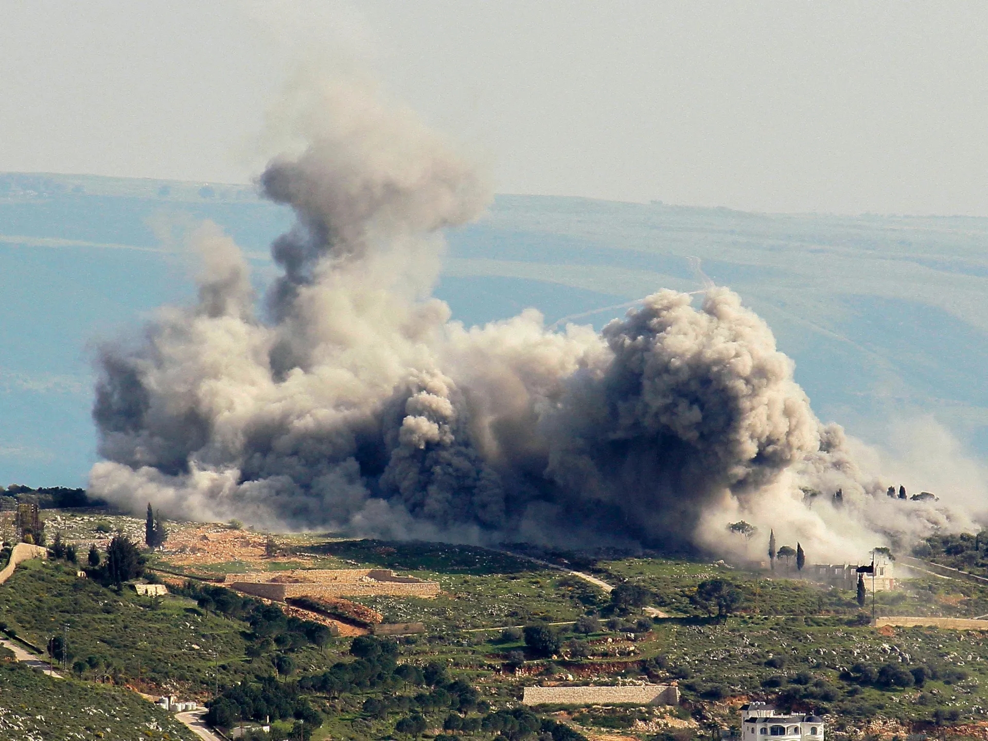 اغتيال مسؤول حزبي في غارة إسرائيلية على البقاع اللبناني