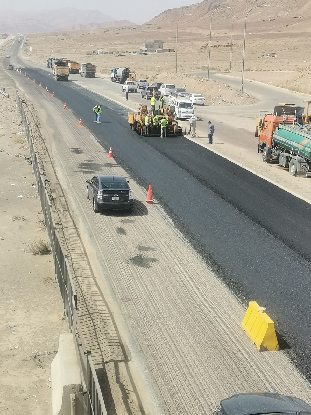 بدء فرش الخلطة الاسفلتية للطريق الصحراوي من القويرة باتجاه العقبة