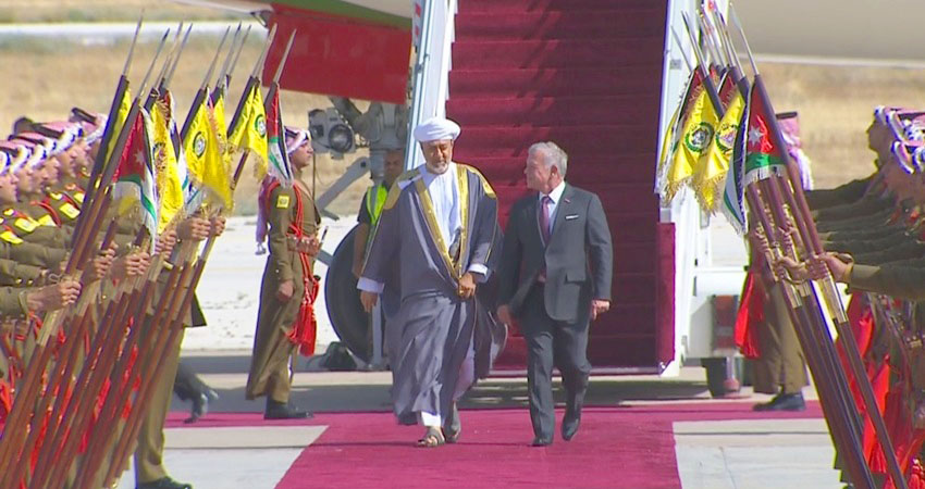 الملك يستقبل سلطان عُمان لدى وصوله الأردن في زيارة دولة