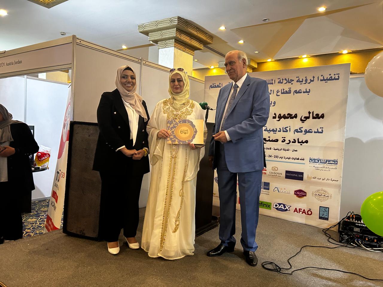 الفنانة هاله المصري تشارك نهر الاردن احتفالها بعيد الاستقلال في صنع في الاردن