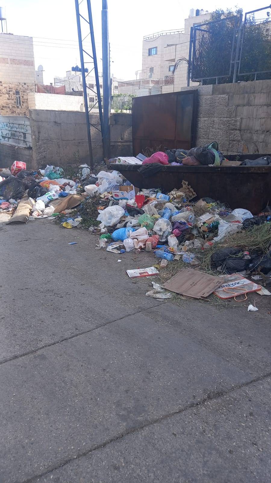 الاحتلال الإسرائيلي يعمق أزمة النفايات في بلدة الرام شمال القدس بعد تدمير محطة ترحيل النفايات