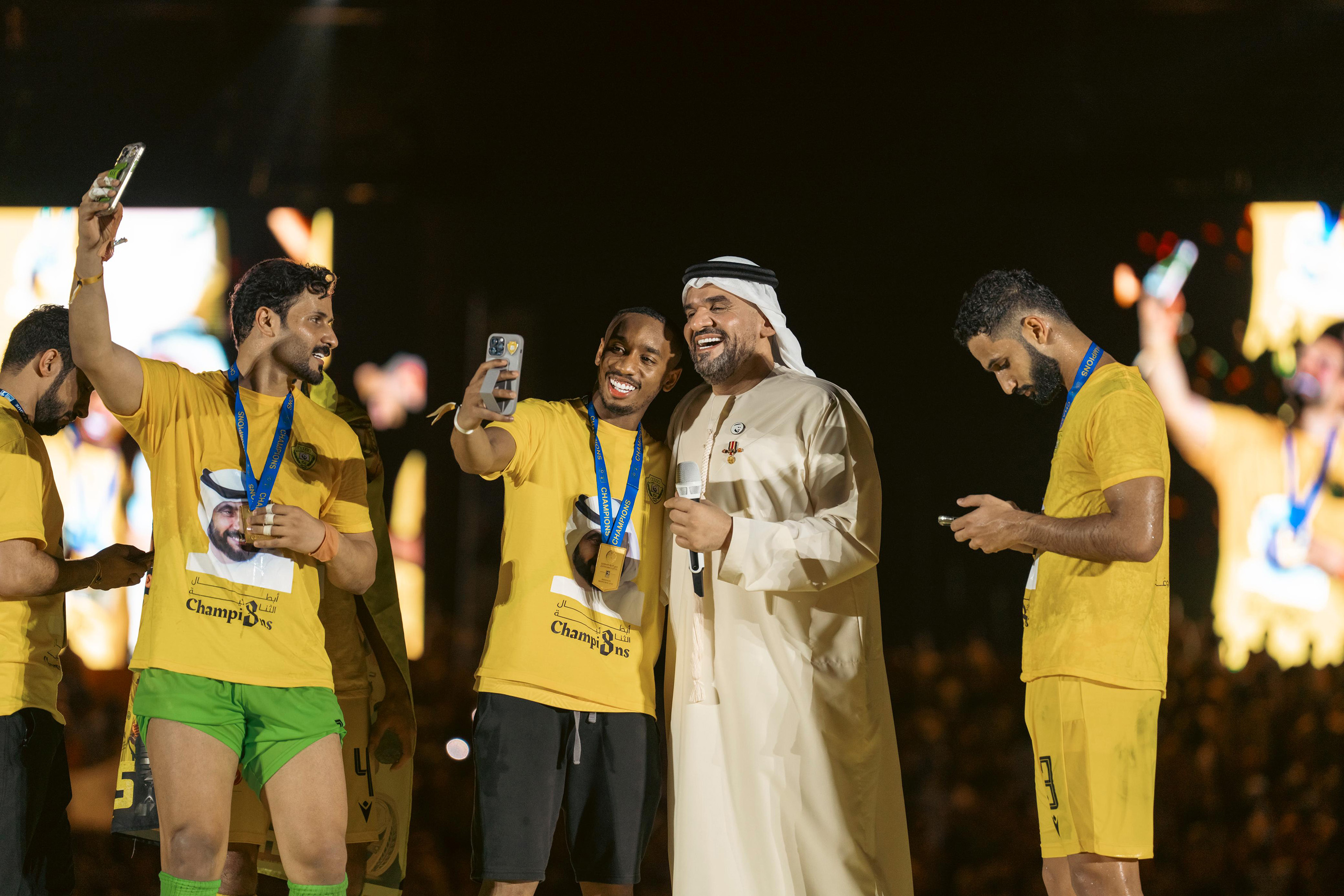 حسين الجسمي يحتفل ويبهج الجماهير بثنائية نادي الوصل الإماراتي الدوري والكأس‎