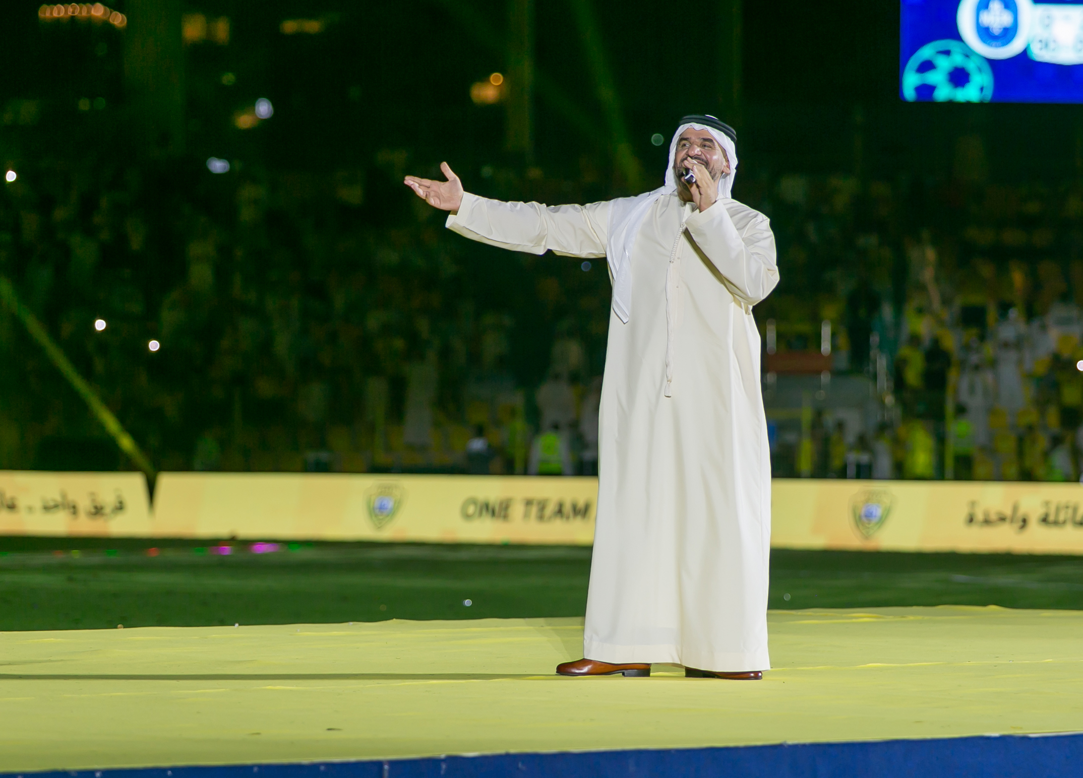 حسين الجسمي يحتفل ويبهج الجماهير بثنائية نادي الوصل الإماراتي الدوري والكأس‎