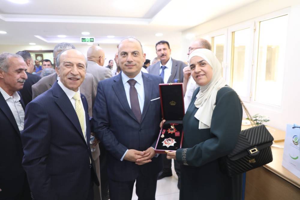 بمناسبة اليوبيل الفضي لتولي جلالة الملك عبدالله الثاني ابن الحسين سلطاته الدستورية   حداد يكرم متقاعدي البحوث الزراعية