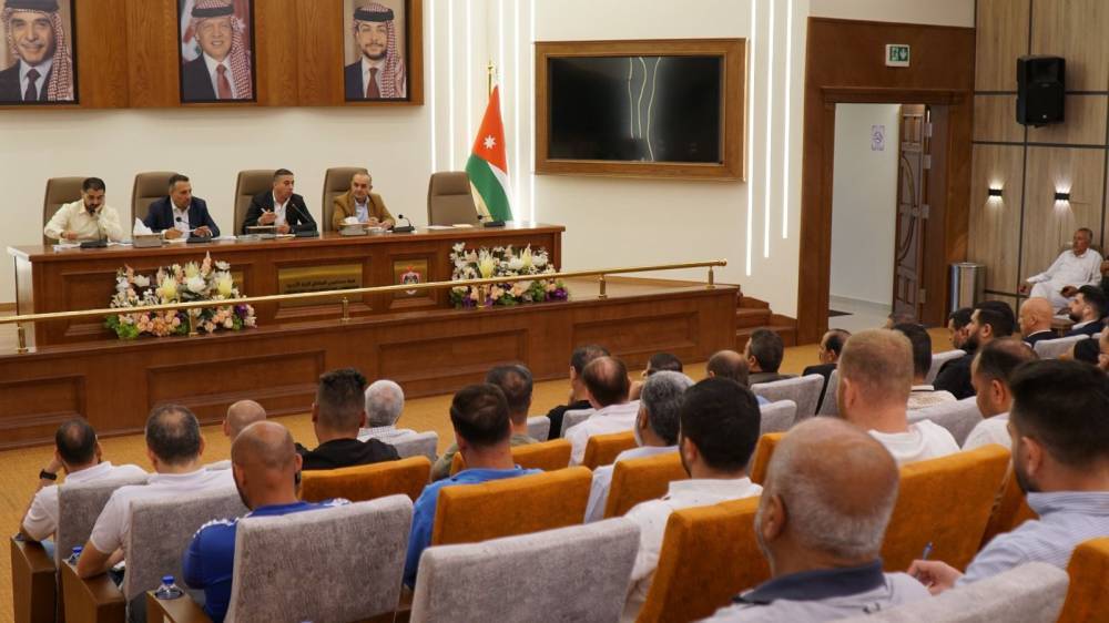 التجار بالمنطقة الحرة يناقشون تداعيات تعليمات استيراد المركبات الكهربائية