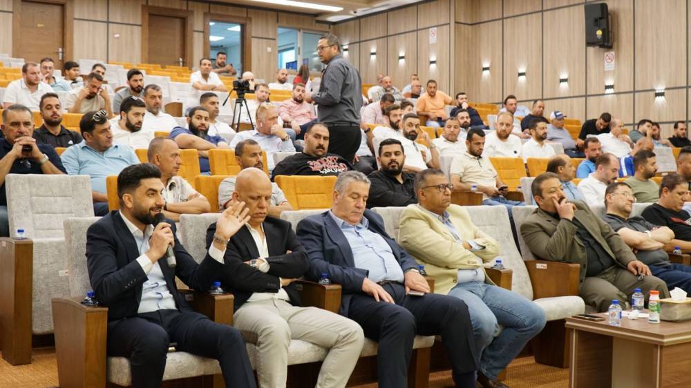 التجار بالمنطقة الحرة يناقشون تداعيات تعليمات استيراد المركبات الكهربائية