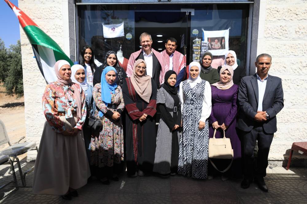 استيتيه يصطحب السفير البريطاني في جولة ميدانية في محافظة الكرك تشمل غور الصافي وغور فيفا والسويمة.