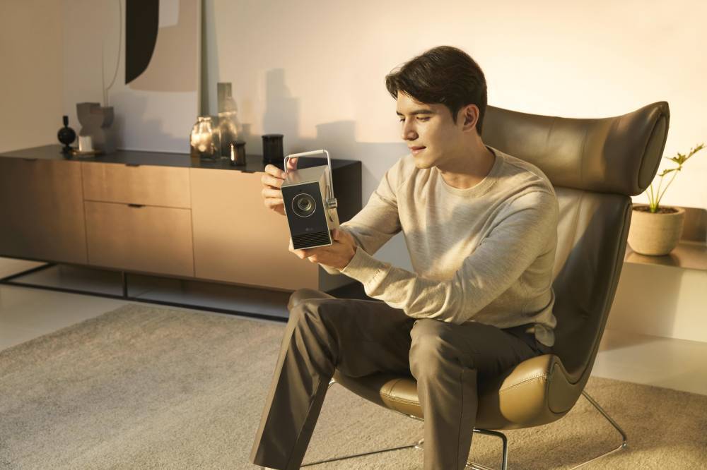 اصنعوا الذكريات العائلية الرائعة في عيد الأب مع جهاز العرض LG CINEBEAM Q