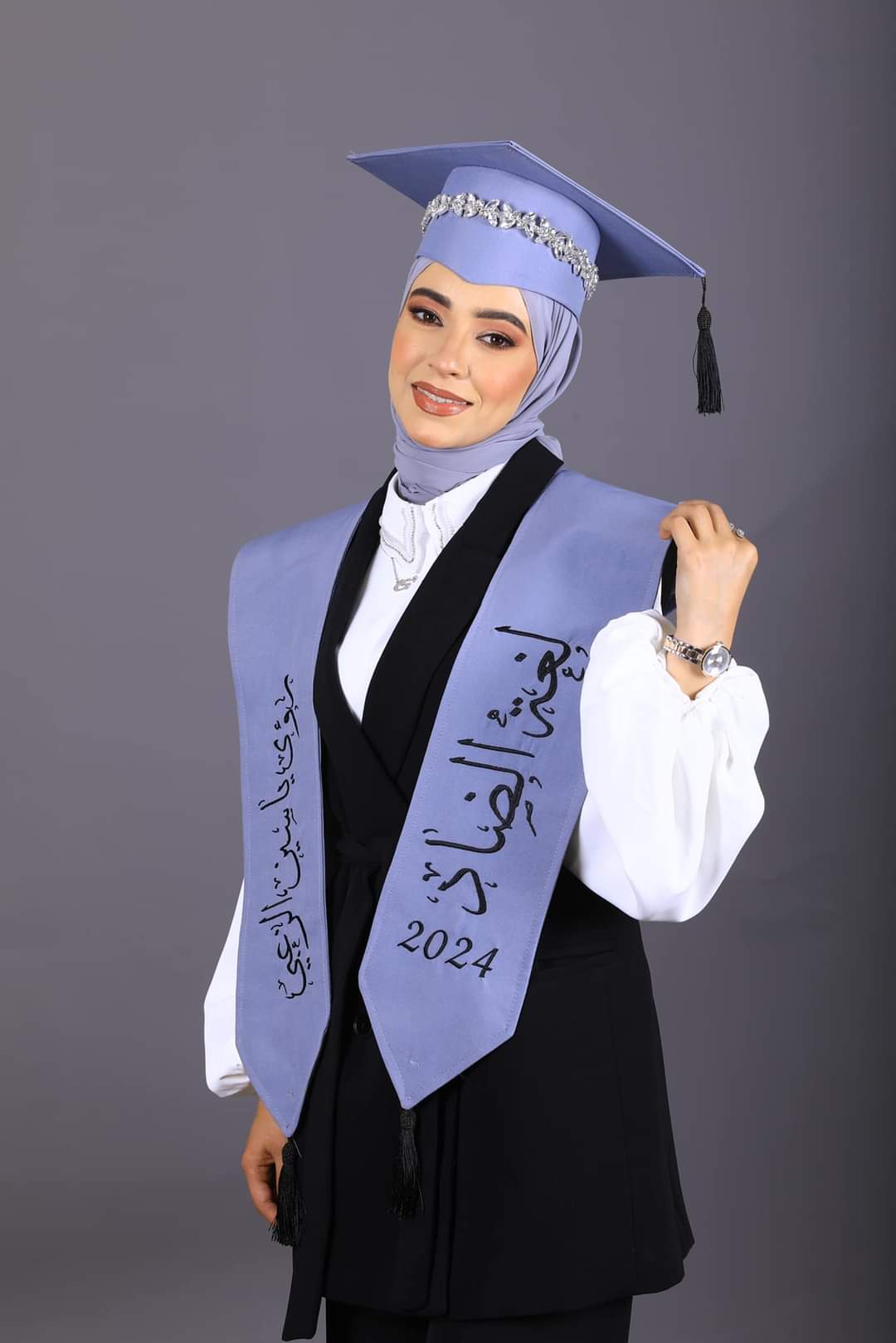 الزميلة غيداء العواملة تهنئ رؤى ياسين الزعبي بتخرجها من جامعة البلقاء التطبيقية