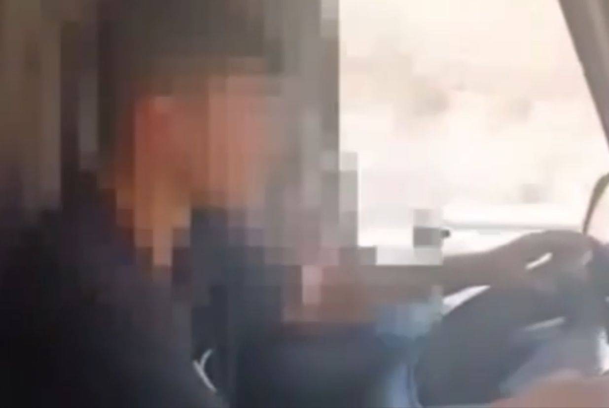 الأمن العام: القبض على سائق عمومي سمح لإبنه الحدث بقيادة حافلة وقام بتصويره