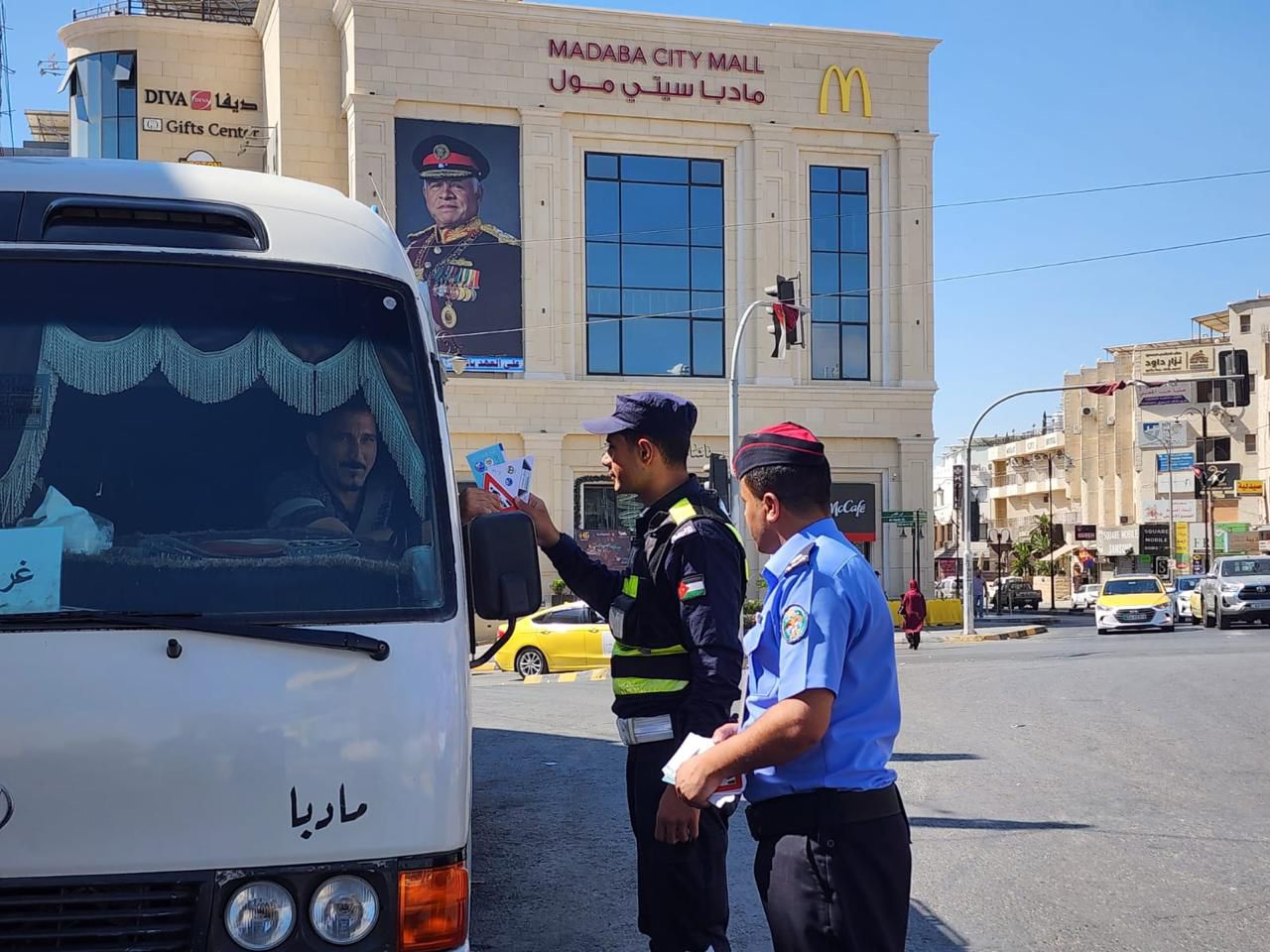 نظمت مديرية الأمن العام، ومنذ صباح اليوم جولات ميدانية من الشرطة المجتمعية