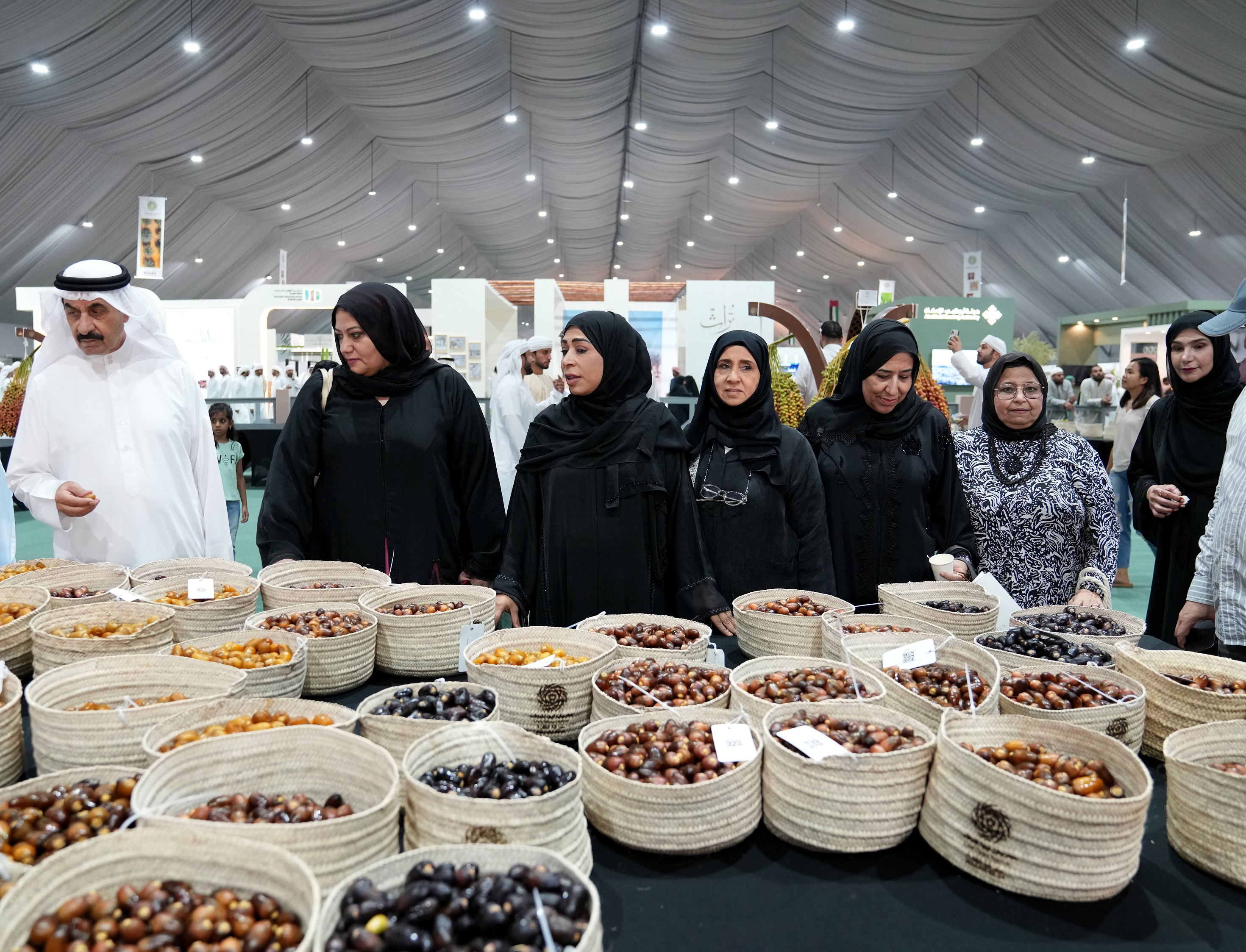 وفد من جمعية الصحفيين الإماراتية يزور مهرجان ليوا للرطب بدورته الـ20