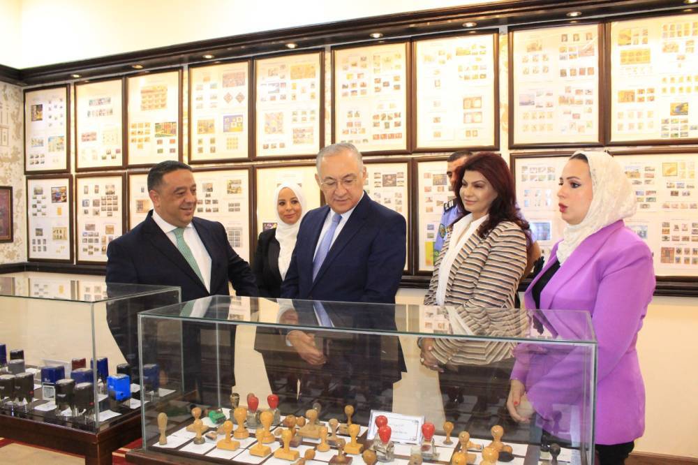 حجازي يزور متحف الطوابع البريدية ويلتقي الداوود