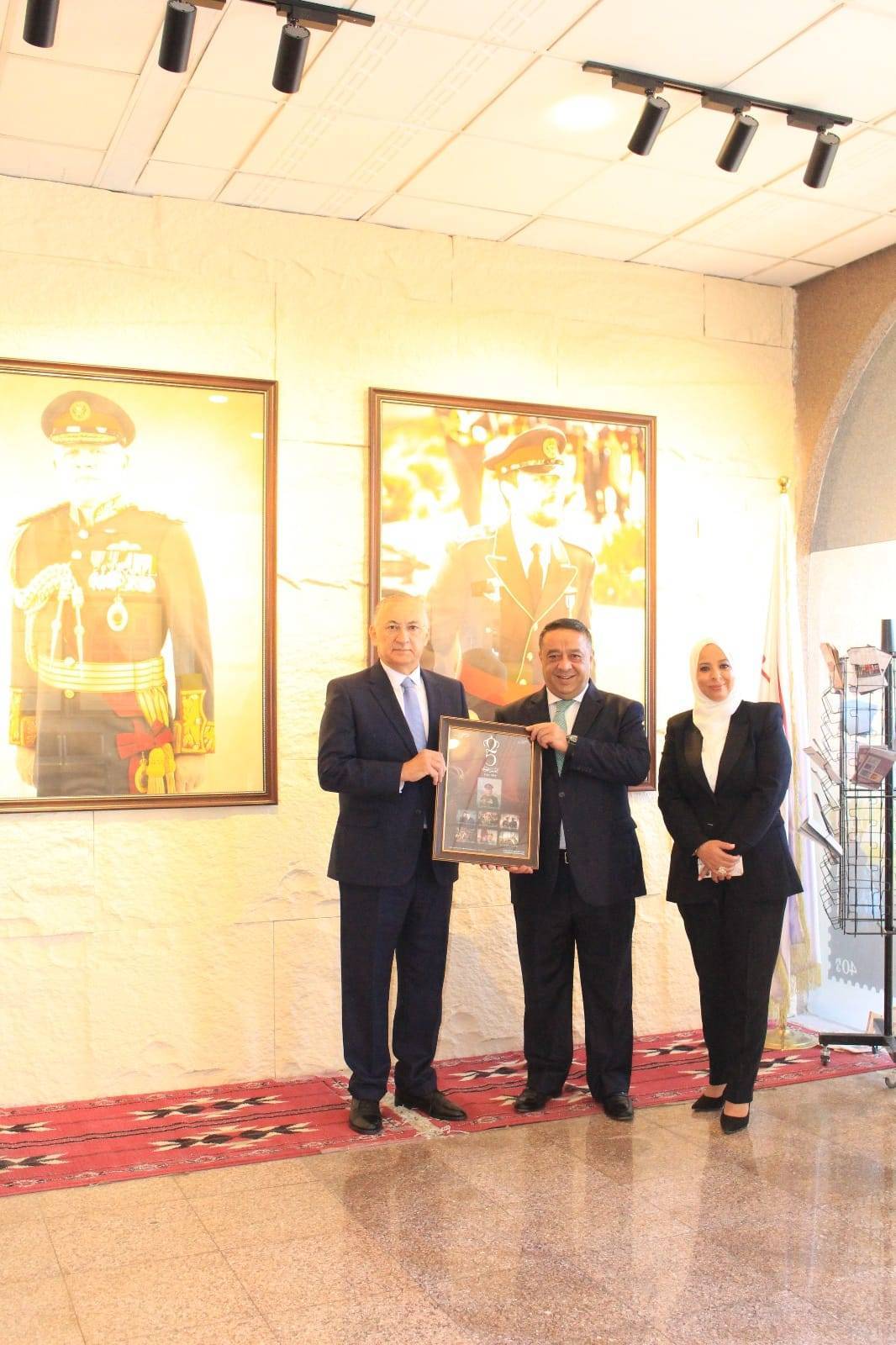 حجازي يزور متحف الطوابع البريدية ويلتقي الداوود