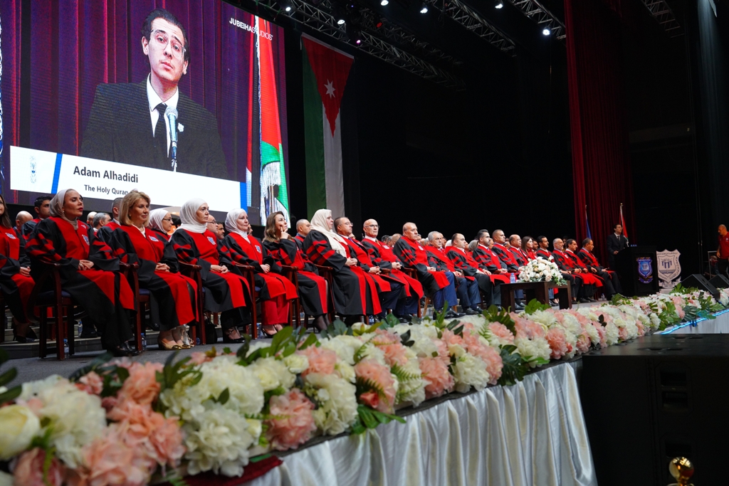 بالصور .. أ.د. حمدان يرعى حفل عمان الاهلية بتخريج طلبتها للفصل الصيفي من فوج اليوبيل الفضي