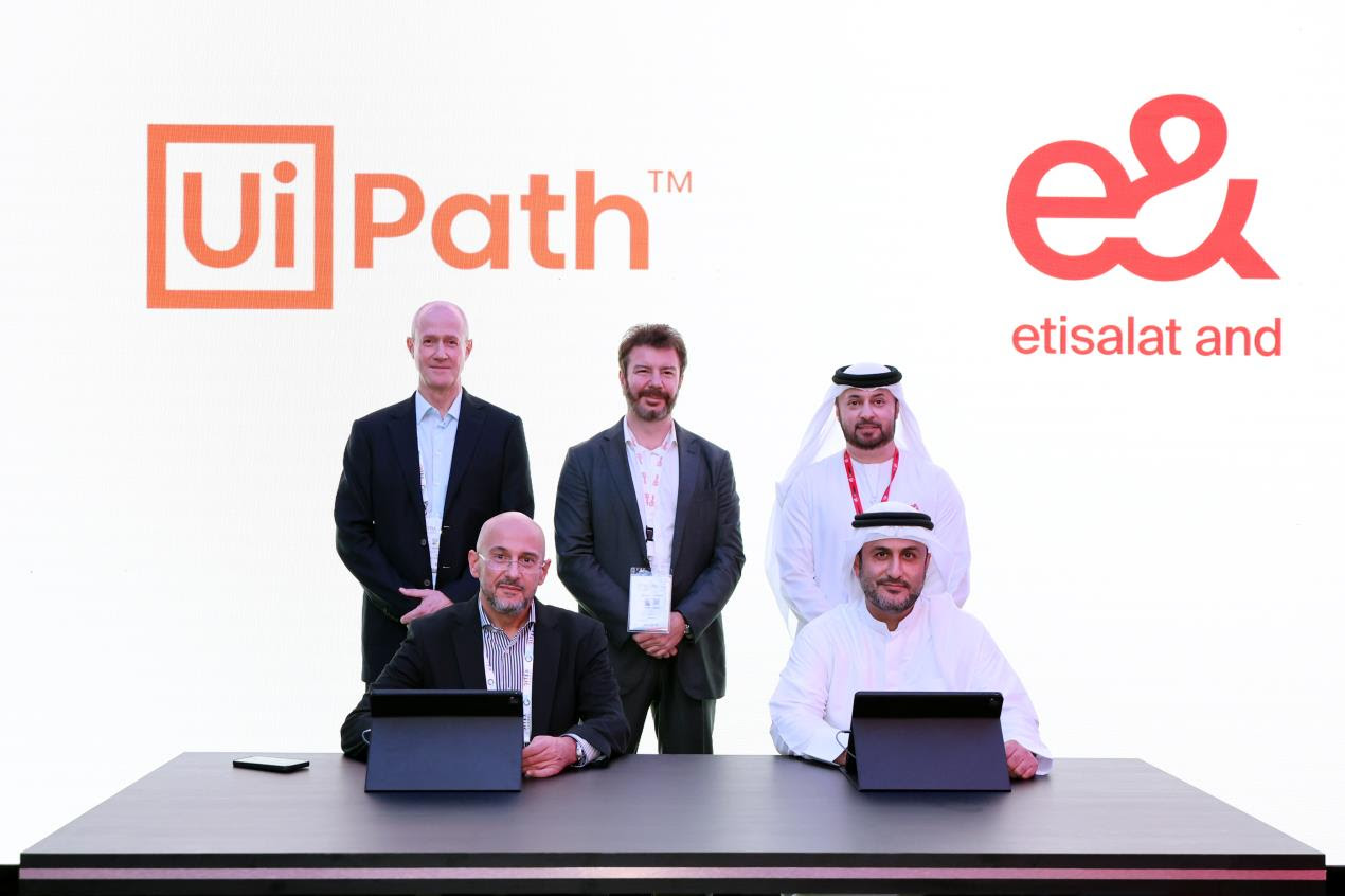 إي آند الإمارات وUiPath تطلقان خدمة أتمتة العمليات الروبوتية المدارة