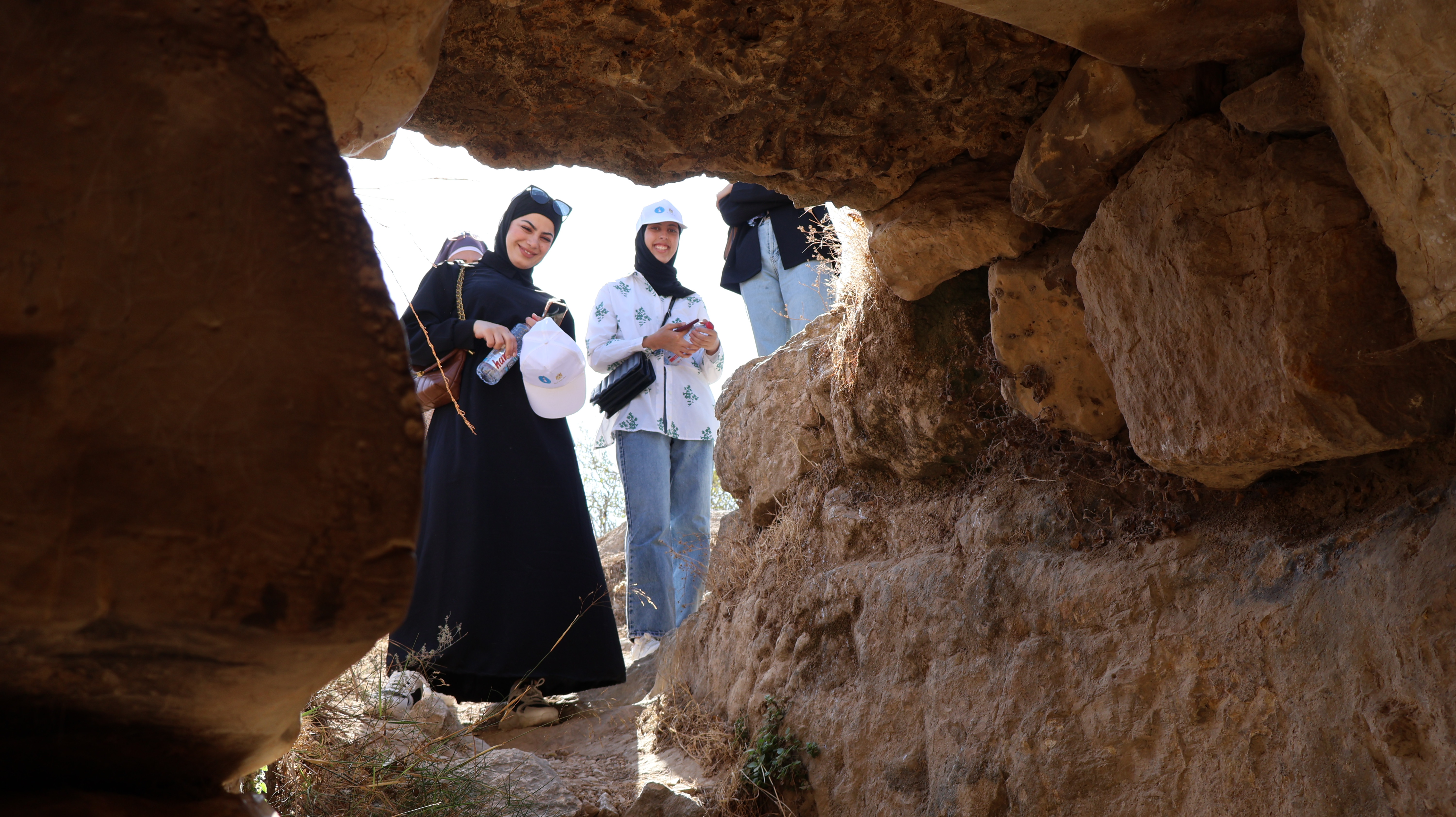 سلطة جودة البيئة تنظم مساراً بيئياً للمواقع الأثرية المهددة بالضم في بلدة الجيب شمال غرب القدس