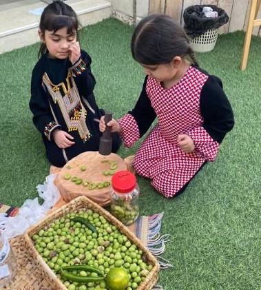 مدارس الرشاد النموذجية(قسم روضة الرشاد للغات)تنظم مهرجان الزيتون الموسمي بمشاركة الجدات وأهالي الأطفال والأسرة التربوية