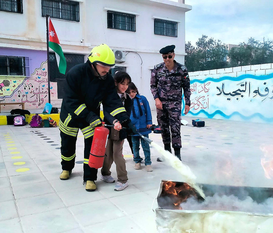 مديرية الدفاع المدني تستمر في عقد عدد من الدورات التدريبية للطلبة في مدارس مديرية تربية معان 