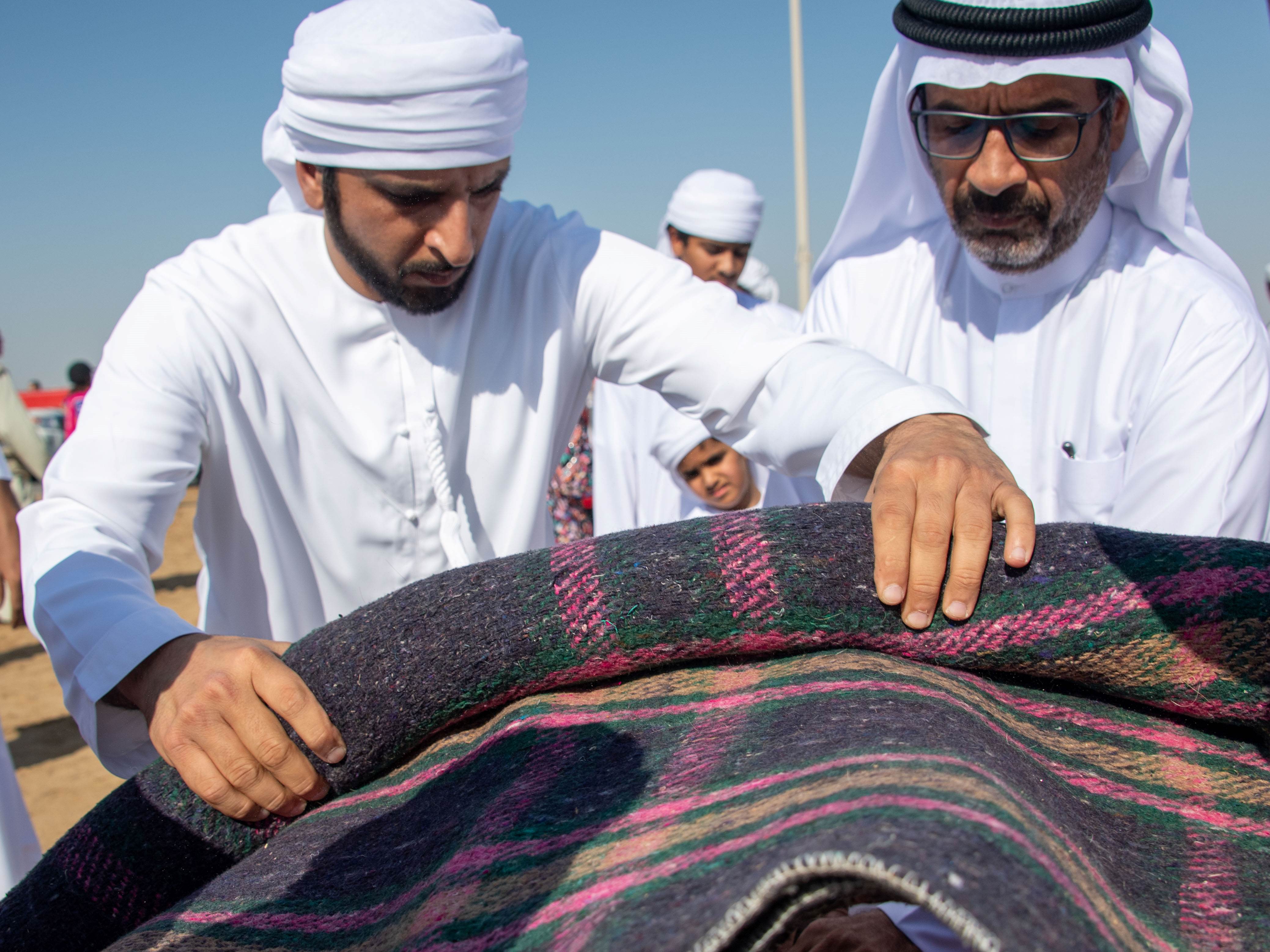 تزامنًا مع مهرجان الشيخ زايد المشاركين في رحلة الهجن ضمن جائزة زايد الكبرى  53 متسابق من 28 جنسية والصدارة إماراتية