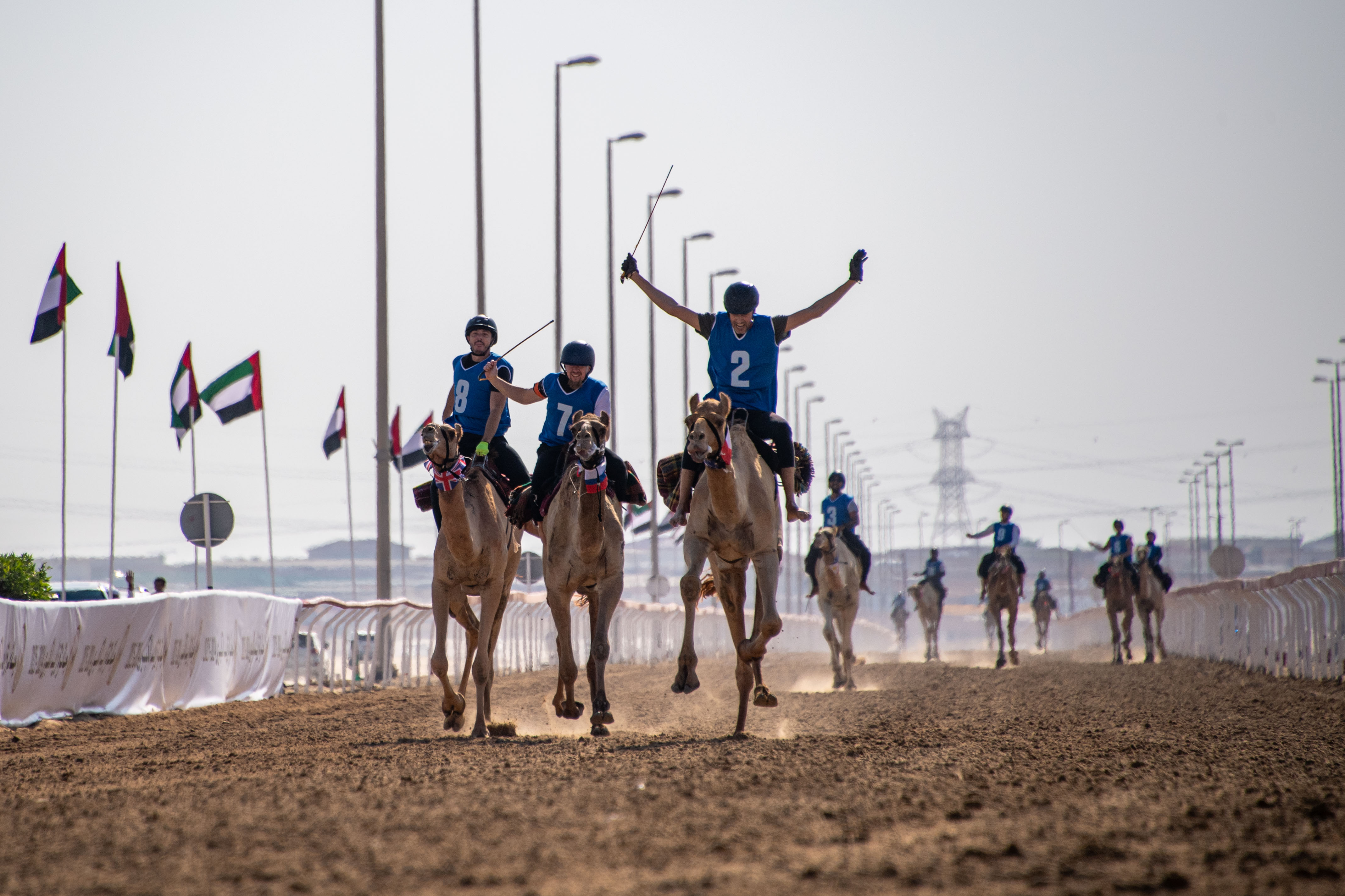 تزامنًا مع مهرجان الشيخ زايد المشاركين في رحلة الهجن ضمن جائزة زايد الكبرى  53 متسابق من 28 جنسية والصدارة إماراتية