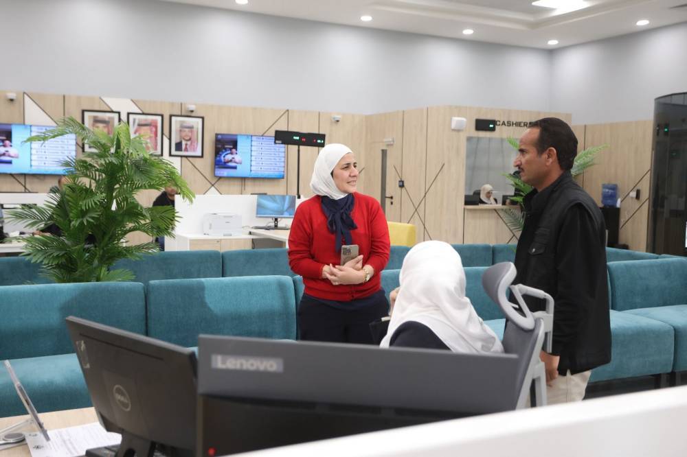 أمين عام وزارة الاقتصاد الرقمي والريادة تتفقد مراكز الخدمات الحكومية في الجنوب