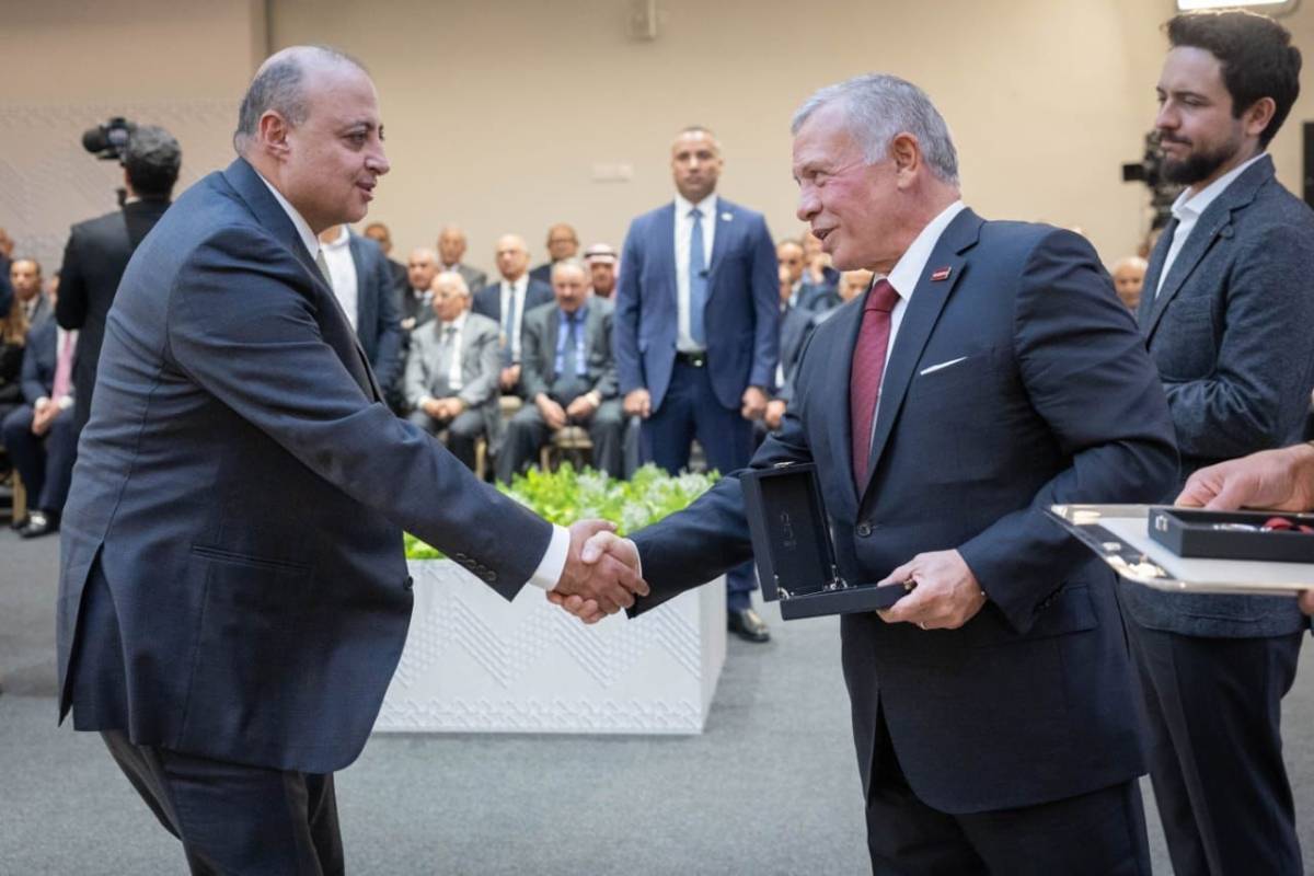 الملك يُنعِم بميدالية اليوبيل الفضّي على جامعة عمان الأهلية.. تسلّمها د. ماهر الحوراني