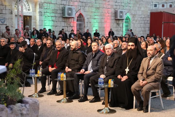 وزارة السياحة والآثار تضئ شجرة عيد الميلاد المجيد في كنيسة اللاتين الحصن في إربد