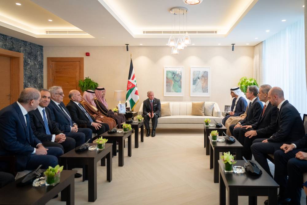 الملك يستقبل لجنة الاتصال الوزارية العربية بشأن سوريا ووزراء خارجية دول وممثلي منظمات دولية