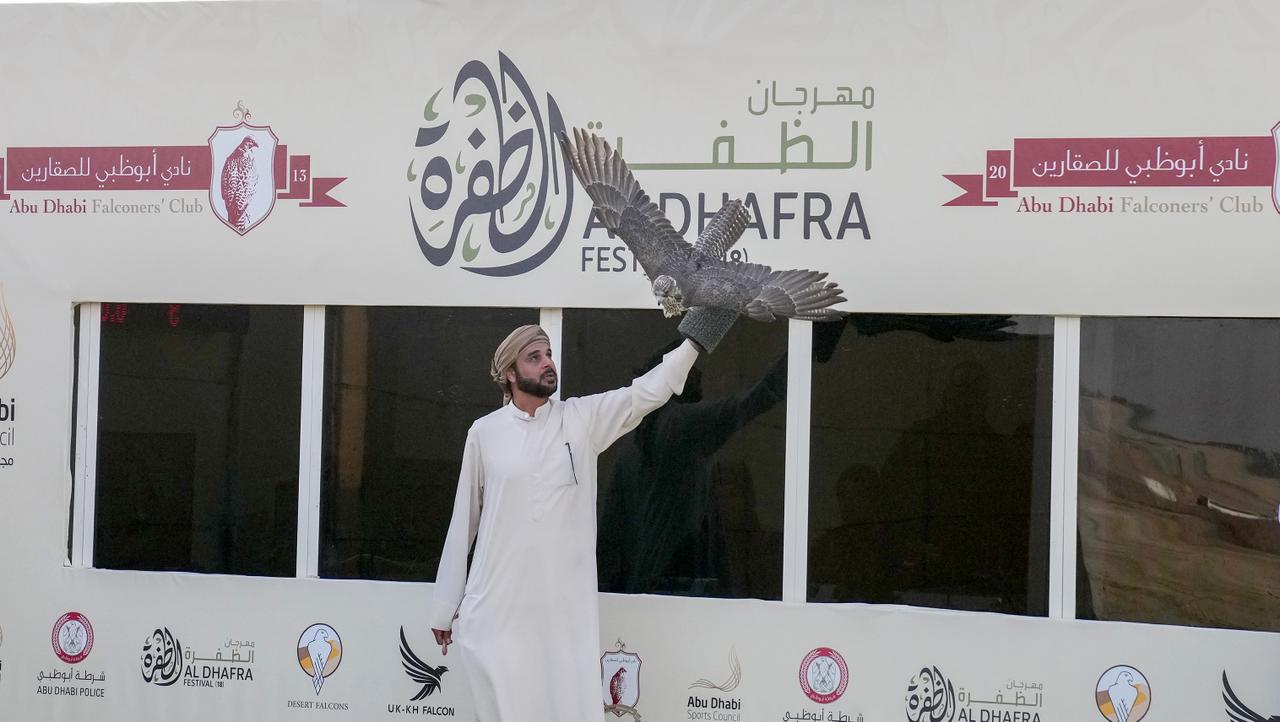 96 صقار في منافسات اليوم الثاني لـ مسابقة مهرجان الظفرة للصيد بالصقور