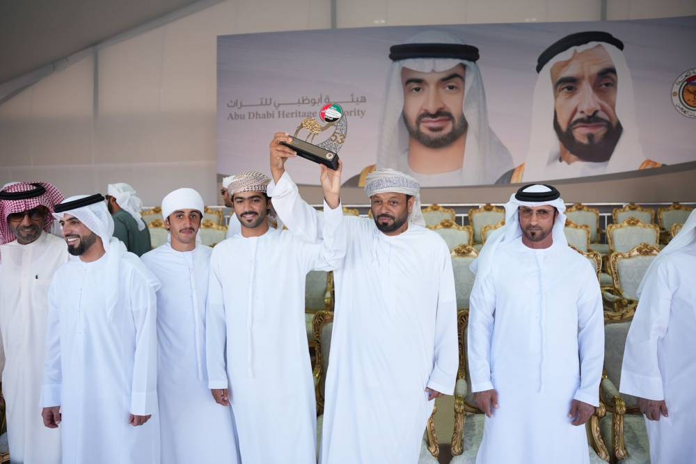 مزاينة الإبل في مهرجان محمد بن زايد لسباقات الهجن .. منافسات قوية بسن اللقايا