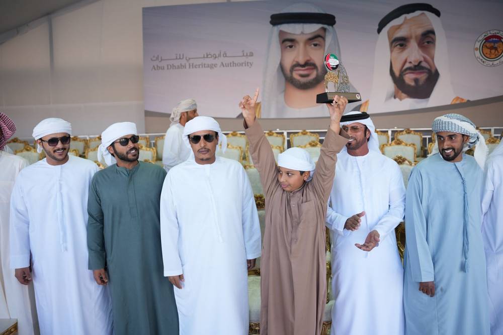مزاينة الإبل في مهرجان محمد بن زايد لسباقات الهجن .. منافسات قوية بسن اللقايا