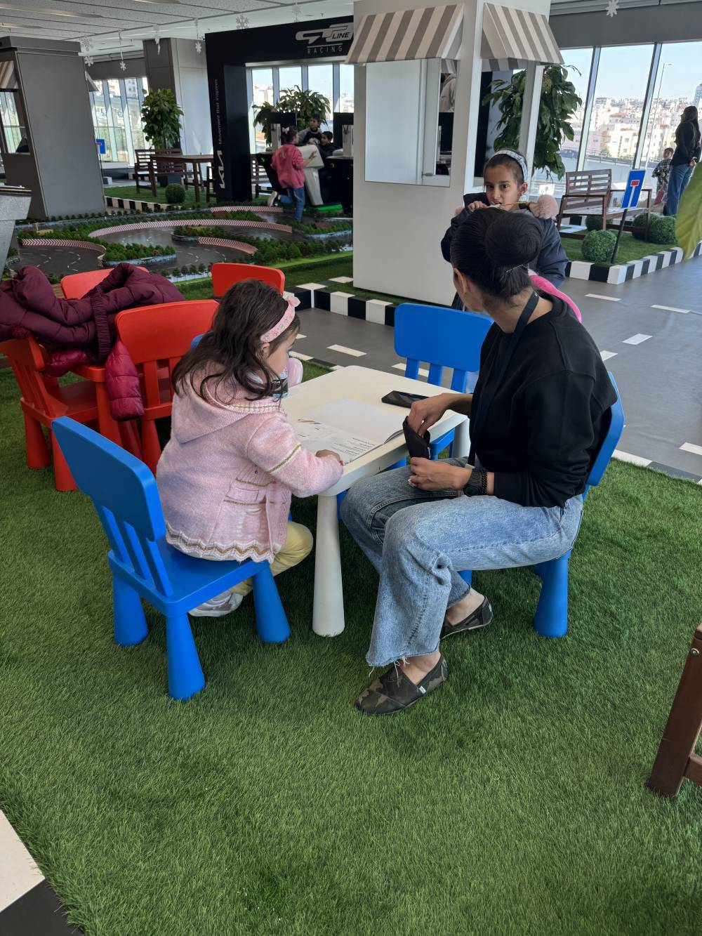 كيا الأردن تستضيف أطفال غزة من مركز الحسين للسرطان في مسرح كيا تاون