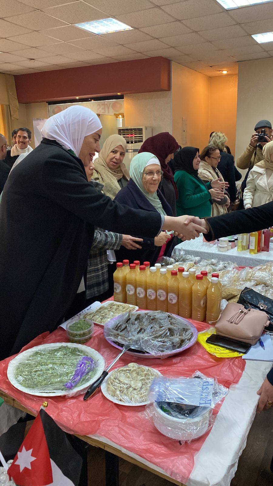 افتتاح بازار الصناعات البيتية الخيري لملتقى همم في مدينة الحسن للشباب